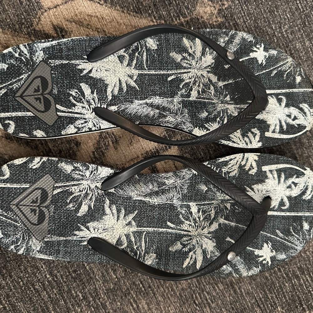 Roxy Black and White Flip Flops size 8/9
